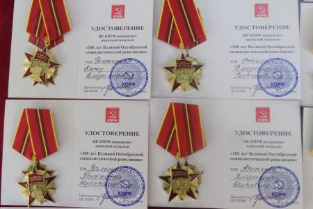 Коммунисты Железнодорожного района поздравили воронежцев с юбилеем Великой Октябрьской социалистической революции