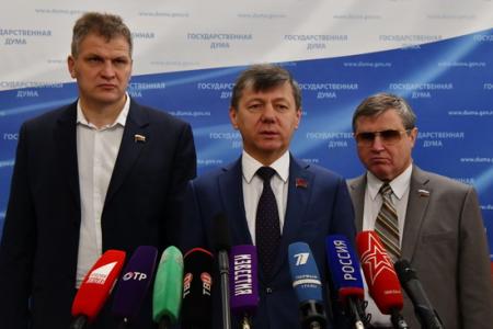 «Столетний юбилей Великого Октября, проблемы экономики и здравоохранения». Д.Г. Новиков, О.Н. Смолин и А.В Куринный выступили перед журналистами в Госдуме