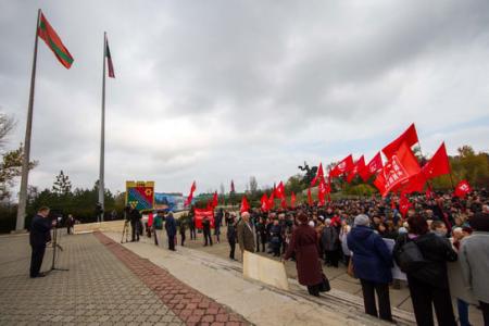 Тысячи приднестровцев выразили недоверие власти на митинге в Тирасполе