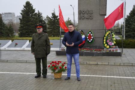 Волгоградская область. В день 75-й годовщины начала контрнаступления советских войск под Сталинградом коммунисты возложили цветы к монументу Славы в городе Волжском