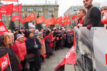 Свердловские коммунисты отметили 100-летие Октября многотысячным шествием и мощным концертом
