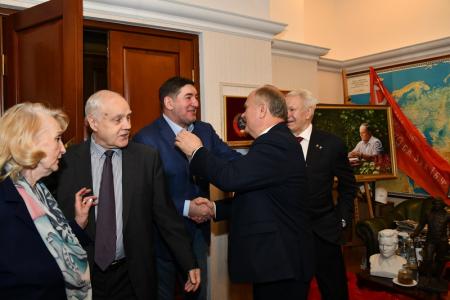 В День Великой Октябрьской социалистической революции Г.А. Зюганов наградил известных спортсменов