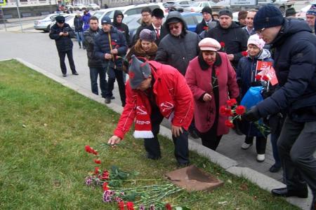 «Обновлённый социализм победит в России!». В центре Казани коммунисты и сторонники КПРФ праздничным митингом встретили 100-летие Великого Октября