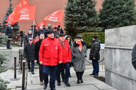 Красные знамена с траурными лентами