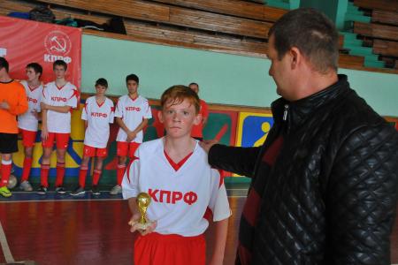 Спортклуб КПРФ провел детский футбольный турнир в Крыму, посвященный 100-летию Октябрьской революции
