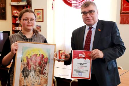 Омские школьники получили призы за участие конкурсе рисунков «Красный день календаря»