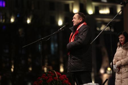 Новосибирские коммунисты провели праздничное шествие и митинг