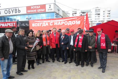 Коммунисты провели праздничную акцию в центре Нальчика