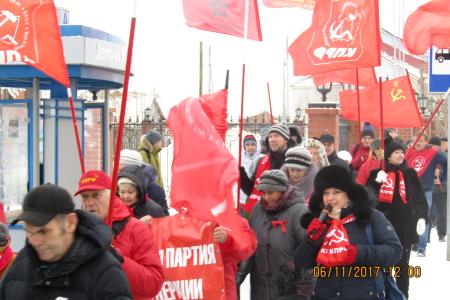 Демонстрация, посвященная 100-летию Великой Октябрьской социалистической революции, прошла в Салехарде
