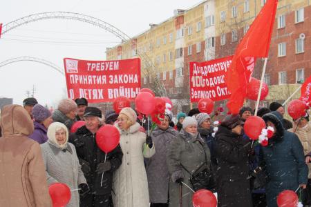 Ямало-Ненецкий АО. В Новом Уренгое состоялись демонстрация и митинг в честь 100-летия Октября