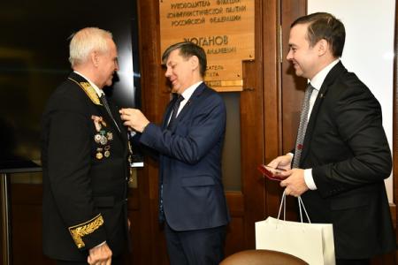 КПРФ наградила памятными медалями группу ветеранов МИДа