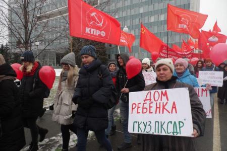 В Перми прошла демонстрация в честь 100-летия Великой Октябрьской социалистической революции