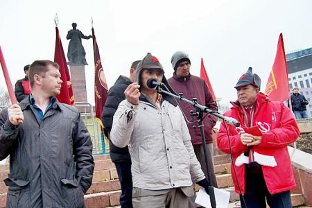 «Обновлённый социализм победит в России!». В центре Казани коммунисты и сторонники КПРФ праздничным митингом встретили 100-летие Великого Октября