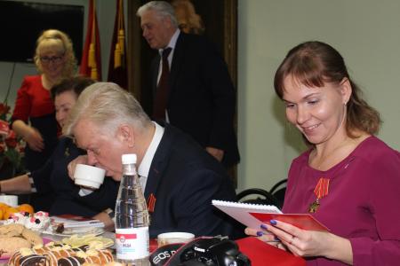 Первый секретарь Новгородского обкома В.Ф. Гайдым вручил журналистам медали ЦК КПРФ «В ознаменовании 100-летия Октябрьской революции»