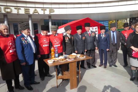 Коммунисты провели праздничную акцию в центре Нальчика