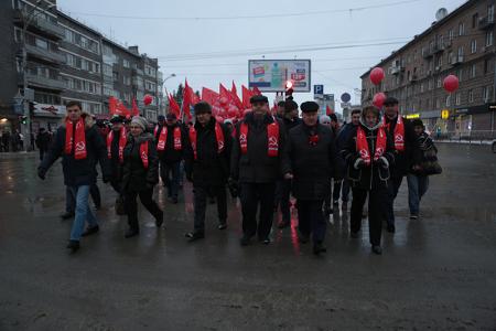Новосибирские коммунисты провели праздничное шествие и митинг