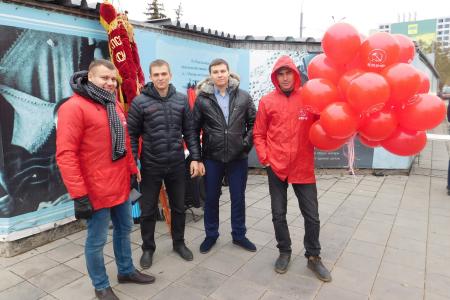 Оренбургские коммунисты изготовили броневик и проехали на нем по улицам областного центра