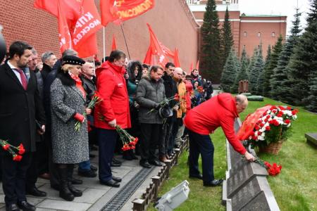 Красные знамена с траурными лентами
