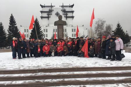 Тувинские коммунисты отметили юбилей Великого Октября концертом и митингом