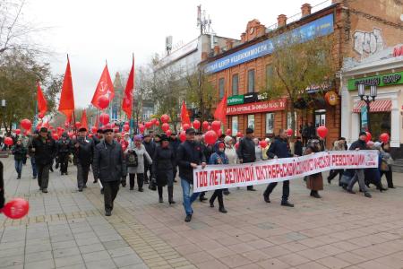 Оренбургские коммунисты изготовили броневик и проехали на нем по улицам областного центра