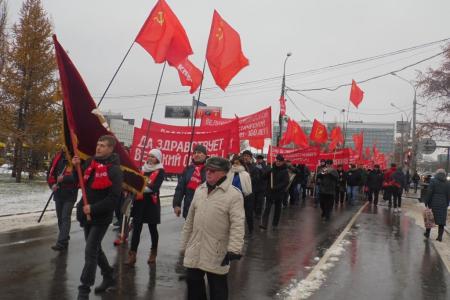 В Перми прошла демонстрация в честь 100-летия Великой Октябрьской социалистической революции