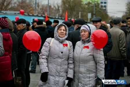 Оренбургские коммунисты изготовили броневик и проехали на нем по улицам областного центра