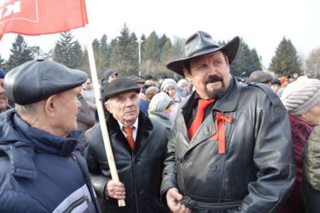 Коммунисты Биробиджана провели митинг в день столетия Октябрьской революции  