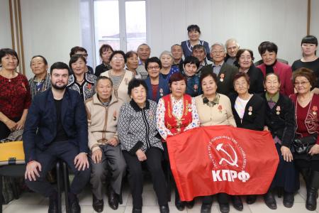 Тувреском КПРФ награждает достойных коммунистов
