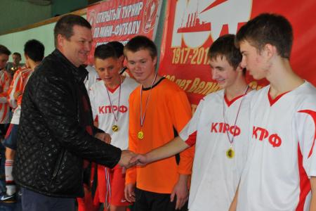Спортклуб КПРФ провел детский футбольный турнир в Крыму, посвященный 100-летию Октябрьской революции
