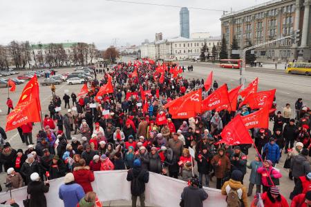 Свердловские коммунисты отметили 100-летие Октября многотысячным шествием и мощным концертом