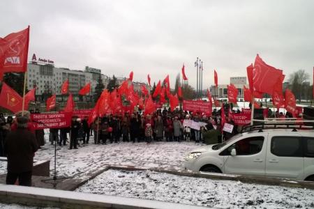 В Перми прошла демонстрация в честь 100-летия Великой Октябрьской социалистической революции