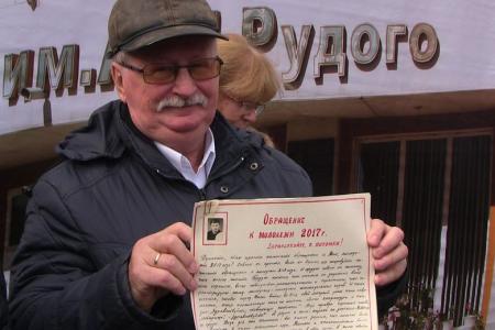 В Борисовском районе Белгородской области комсомольцы вскрыли капсулу времени к 100 летию Великого Октября