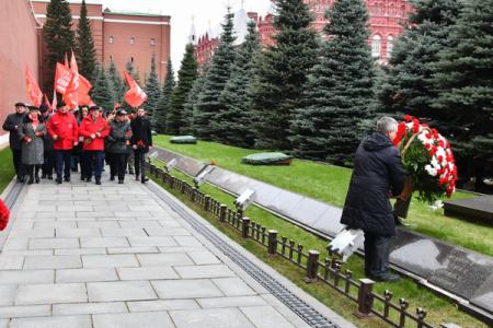 Красные знамена с траурными лентами