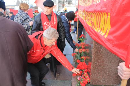 Продолжим дело Великого Октября! Митинг и демонстрация псковских коммунистов