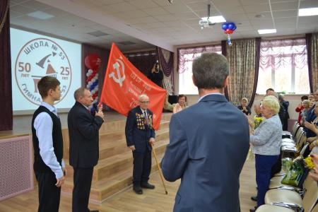 Нижегородская область. «Дети войны» вручили гимназистам копию Знамени Победы