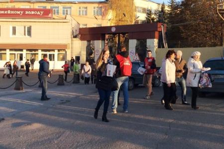 Тульские коммунисты распространяют обращение лидера КПРФ Г.А. Зюганова на улицах областного и районных центров