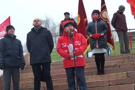 «Обновлённый социализм победит в России!». В центре Казани коммунисты и сторонники КПРФ праздничным митингом встретили 100-летие Великого Октября