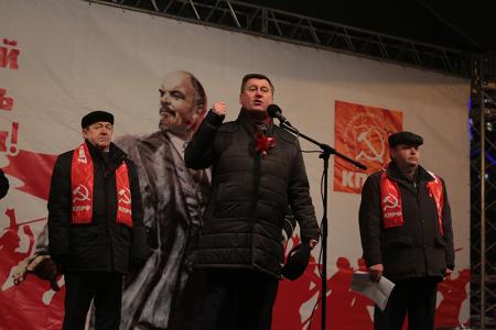 Новосибирские коммунисты провели праздничное шествие и митинг
