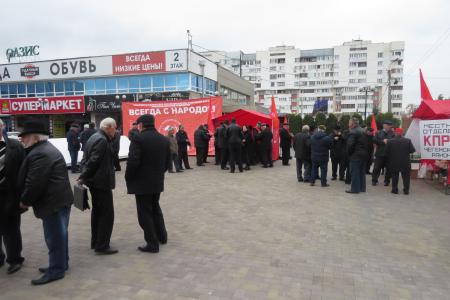 Коммунисты провели праздничную акцию в центре Нальчика