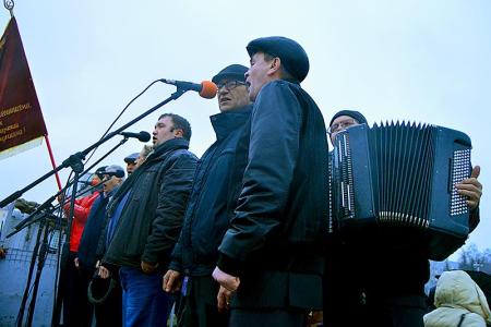 Праздничная демонстрация и митинг в честь 100-летия Великого Октября прошли в Барнауле