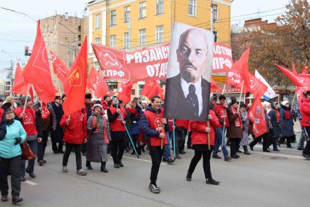 Вся власть – трудящимся! Коммунисты Рязани и их сторонники провели шествие и митинг в честь юбилея Великого Октября.