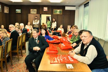 Г.А. Зюганов наградил памятными медалями ЦК КПРФ «100-летие Великого Октября» коллектив газеты «Правда»