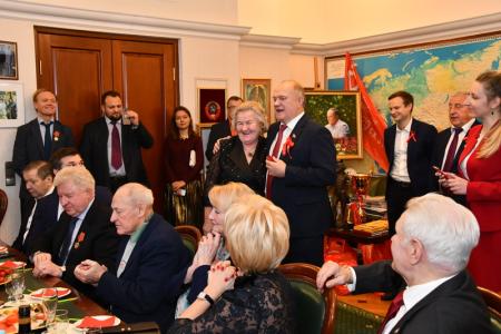 В День Великой Октябрьской социалистической революции Г.А. Зюганов наградил известных спортсменов
