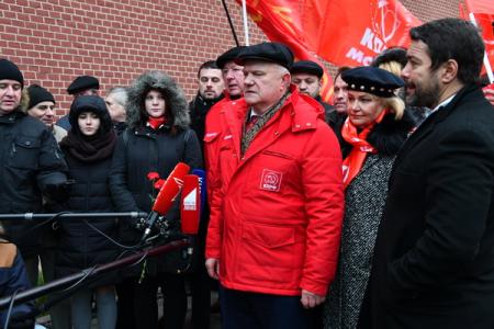 Красные знамена с траурными лентами