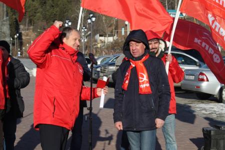 Ханты- Мансийск. 7 ноября автопробег коммунистов завершился митингом