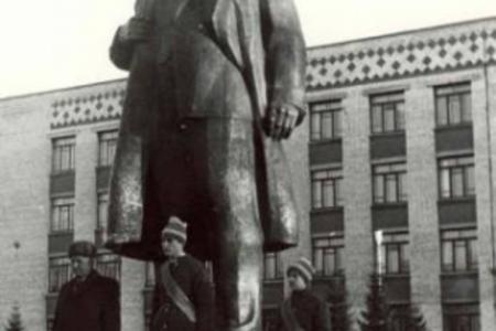 ​В Ханты-Мансийске продолжаются публичные обсуждения по возвращению памятника Ленину