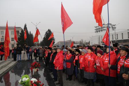 Тувинские коммунисты отметили юбилей Великого Октября концертом и митингом