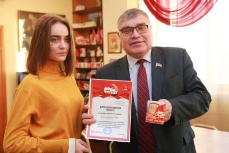 Омские школьники получили призы за участие конкурсе рисунков «Красный день календаря»