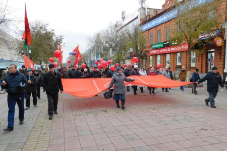 Оренбургские коммунисты изготовили броневик и проехали на нем по улицам областного центра