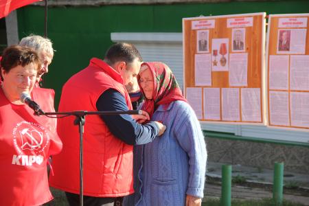 Республика Крым. В Нижнегорском районе коммунисты посадили сквер в честь 100-летия Великого Октября